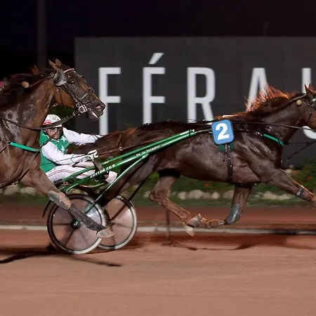 Le Chantilly 8 *